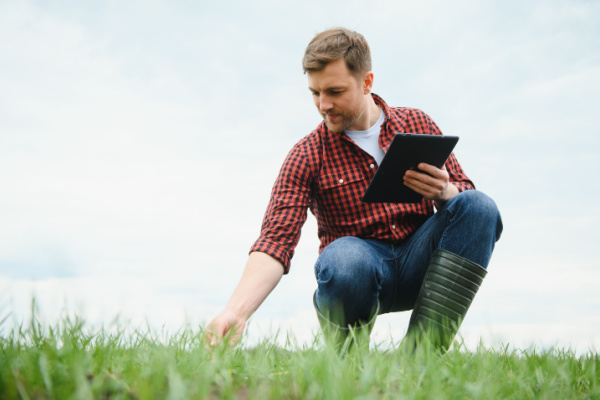 https://www.emargence.fr/wp-content/uploads/2023/12/jeuneagriculteur_0.jpg