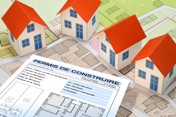 https://www.emargence.fr/wp-content/uploads/2024/07/Shutterstock_permis_de_construire_mairie_lente-1.jpg