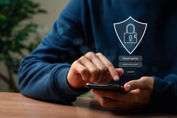 https://www.emargence.fr/wp-content/uploads/2024/09/Shutterstock_arnaquebanquecybersecurite-3.jpg