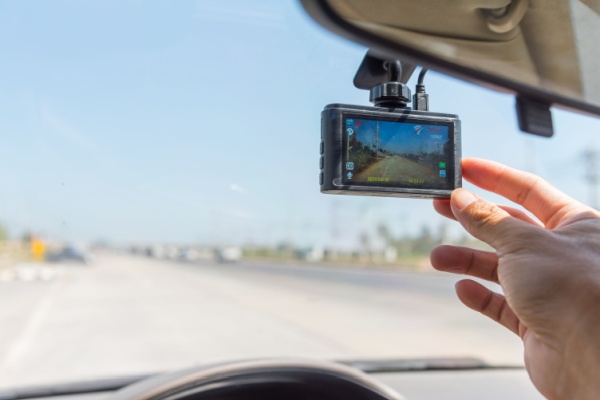 https://www.emargence.fr/wp-content/uploads/2024/12/Shutterstock_vehiculeentreprisedashcam-4.jpg