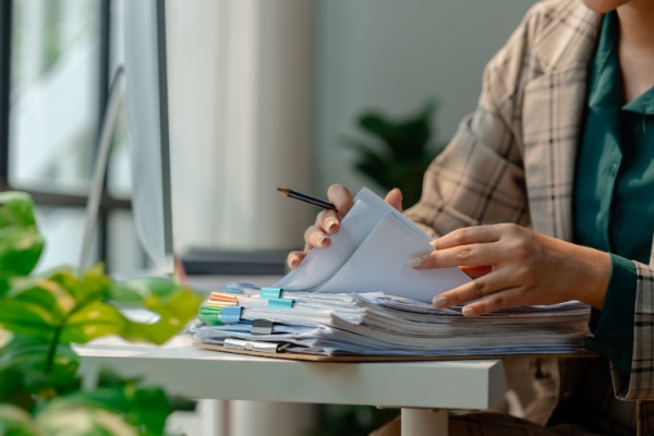 https://www.emargence.fr/wp-content/uploads/2025/01/Shutterstock_servicesadministratifs-1.jpg