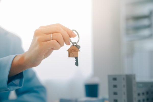 https://www.emargence.fr/wp-content/uploads/2025/01/Shutterstock_venteresidencesecondaireimpot-3.jpg