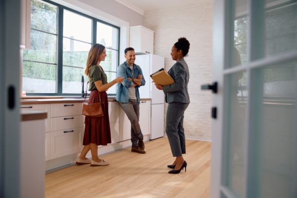 https://www.emargence.fr/wp-content/uploads/2025/03/Shutterstock_activitesimmobilieres-2.jpg