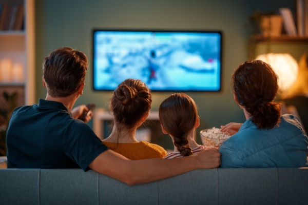 https://www.emargence.fr/wp-content/uploads/2025/03/Shutterstock_familledevantfilmproduction-2.jpg