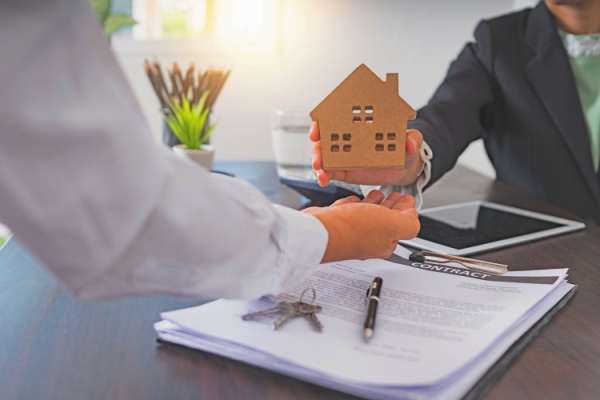 https://www.emargence.fr/wp-content/uploads/2025/03/Shutterstock_locavantage-1.jpg