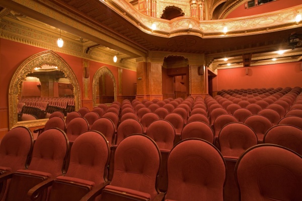 https://www.emargence.fr/wp-content/uploads/2025/03/Shutterstock_theatrespectacles-2.jpg