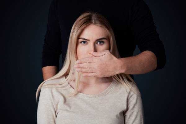 https://www.emargence.fr/wp-content/uploads/2025/05/Shutterstock_violenceconjugaleassociation-3.jpg