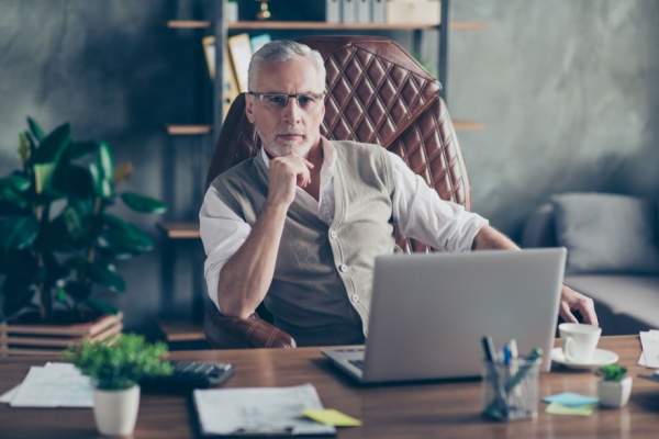 https://www.emargence.fr/wp-content/uploads/2025/06/Shutterstock_departretraite-1.jpg