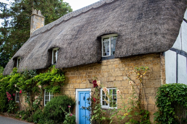 https://www.emargence.fr/wp-content/uploads/2025/09/Shutterstock_locationgites-1.jpg