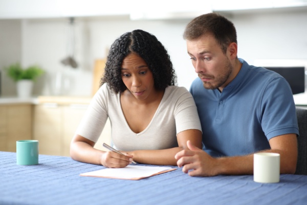 https://www.emargence.fr/wp-content/uploads/2025/11/Shutterstock_couplequitournelapage-1.jpg