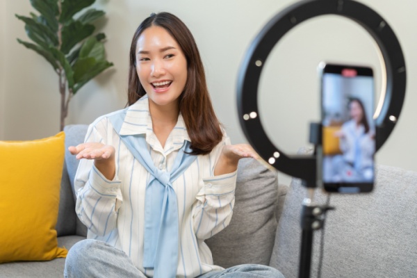 https://www.emargence.fr/wp-content/uploads/2025/12/Shutterstock_contratinfluenceur.jpg