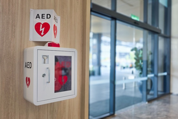 https://www.emargence.fr/wp-content/uploads/2025/12/Shutterstock_defibrillateurERP.jpg