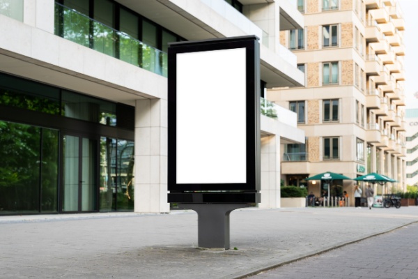 https://www.emargence.fr/wp-content/uploads/2025/12/Shutterstock_taxelocalpublicite.jpg