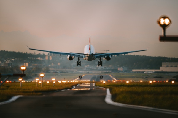 https://www.emargence.fr/wp-content/uploads/2025/12/Shutterstock_taxetransportaerien.jpg