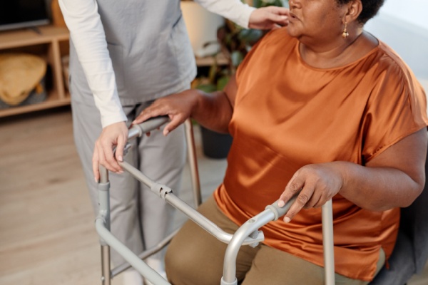 https://www.emargence.fr/wp-content/uploads/2026/01/Shutterstock_personnesageesrevalorisationehpad-1.jpg