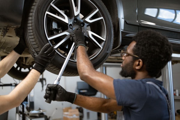 https://www.emargence.fr/wp-content/uploads/2026/01/Shutterstock_reparationautomobilecommercebareme.jpg