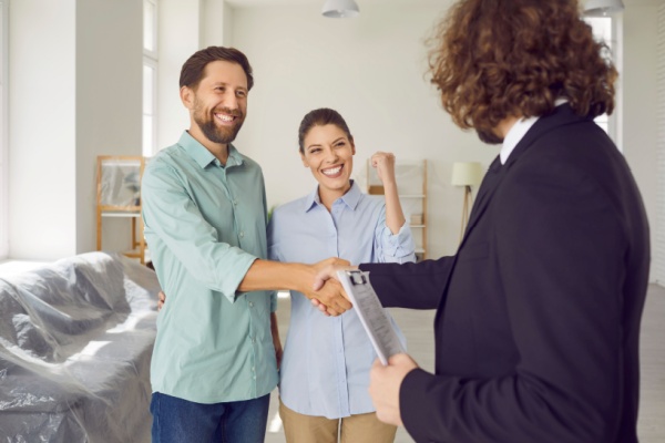 https://www.emargence.fr/wp-content/uploads/2026/02/Shutterstock_coupdepouceproprietaire.jpg