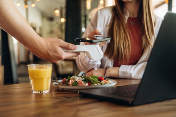 https://www.emargence.fr/wp-content/uploads/2026/02/Shutterstock_fraisrepas_0.jpg