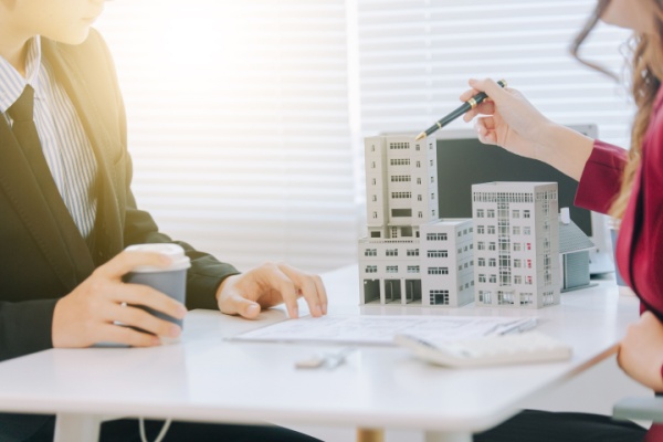 https://www.emargence.fr/wp-content/uploads/2026/02/Shutterstock_taxebureau.jpg