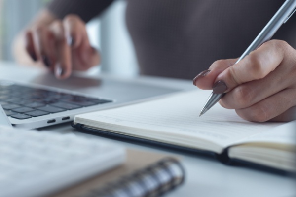 https://www.emargence.fr/wp-content/uploads/2026/02/Shutterstock_taxedapprentissage_nonlucrative.jpg