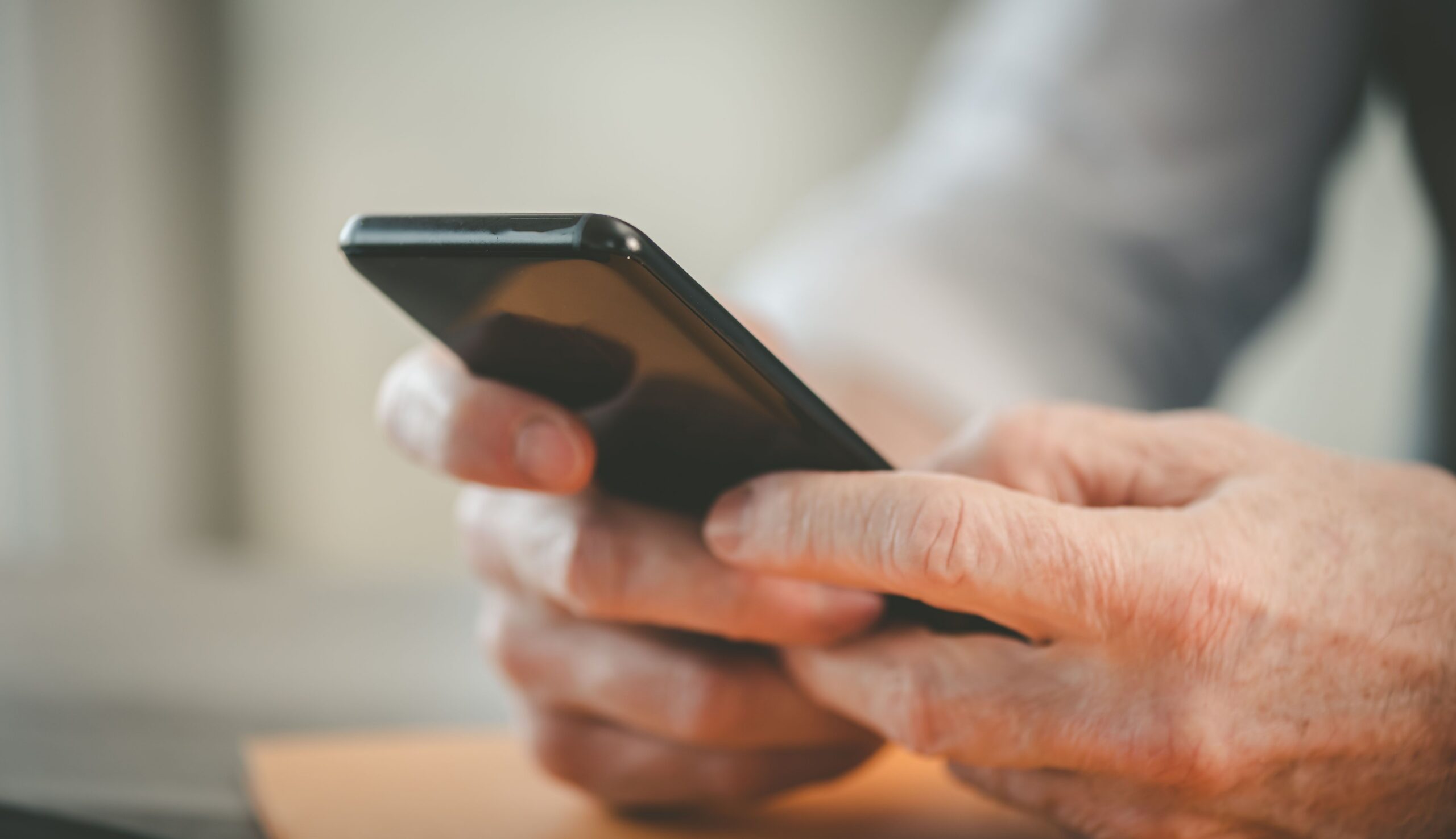 https://www.emargence.fr/wp-content/uploads/2026/04/Shutterstock_declaration20revenus20mobile-scaled.jpg