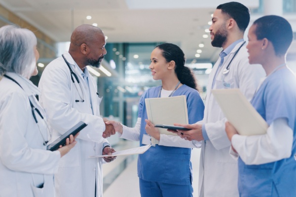 https://www.emargence.fr/wp-content/uploads/2026/05/Shutterstock_infimierreferent.jpg