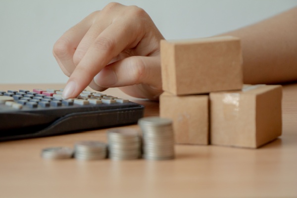 https://www.emargence.fr/wp-content/uploads/2026/05/Shutterstock_taxepetitcolis.jpg