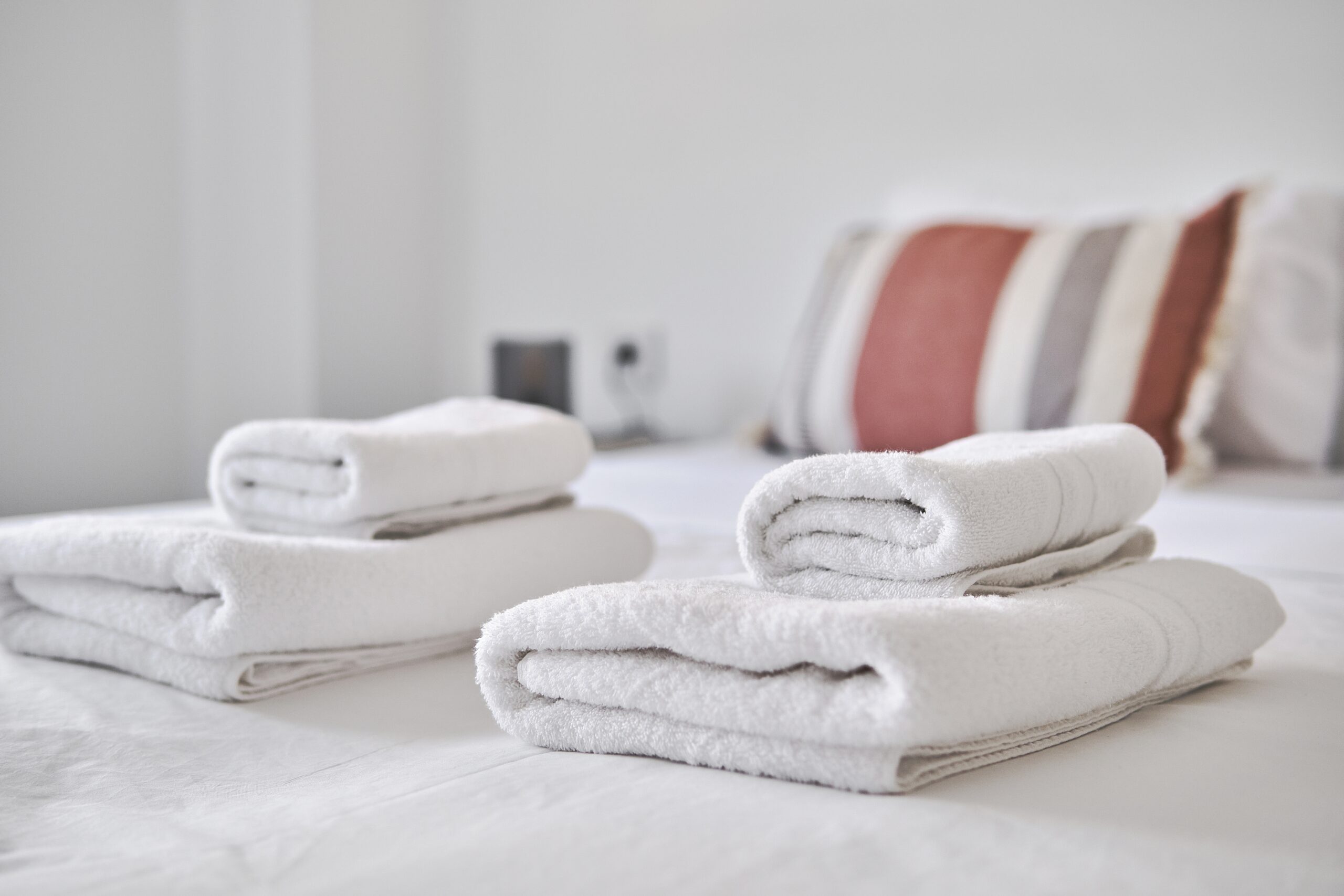 https://www.emargence.fr/wp-content/uploads/2026/05/shutterstock_hotelsservietteslitfrequentation-1-scaled.jpg