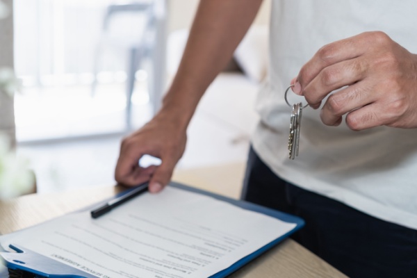 https://www.emargence.fr/wp-content/uploads/2026/06/Shutterstock_loibauxcommerciaux.jpg