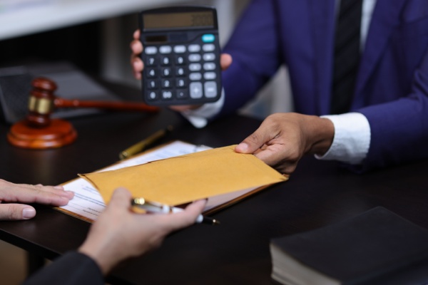 https://www.emargence.fr/wp-content/uploads/2026/06/Shutterstock_managemenntfees.jpg