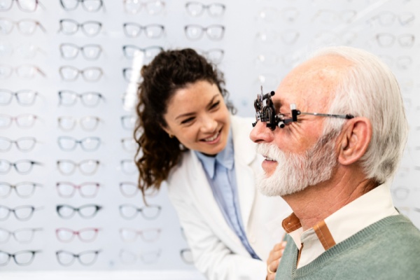 https://www.emargence.fr/wp-content/uploads/2026/06/Shutterstock_opticienlunetier.jpg