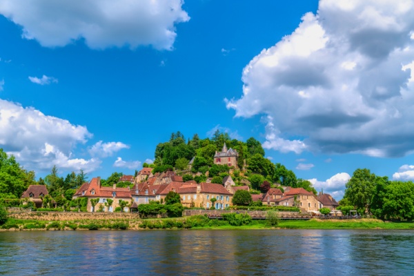 https://www.emargence.fr/wp-content/uploads/2026/06/Shutterstock_villagesvacances.jpg