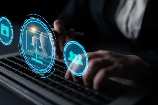https://www.emargence.fr/wp-content/uploads/2026/07/Shutterstock_AMFcommissionfraudes.jpg
