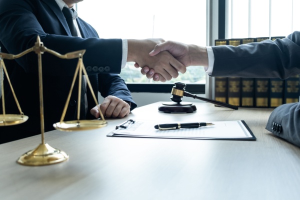 https://www.emargence.fr/wp-content/uploads/2026/07/Shutterstock_contratcollbaavocat.jpg