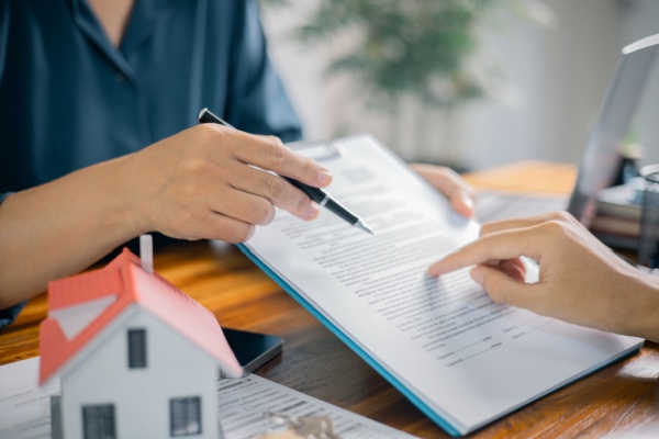 https://www.emargence.fr/wp-content/uploads/2026/07/Shutterstock_engagementlocationcontrat.jpg