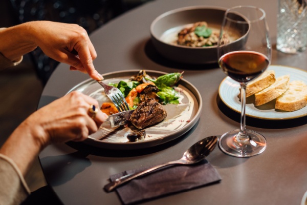 https://www.emargence.fr/wp-content/uploads/2026/07/Shutterstock_restaurationrestaurants-1.jpg