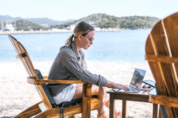 https://www.emargence.fr/wp-content/uploads/2026/07/Shutterstock_teletravailvacances.jpg