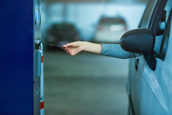 https://www.emargence.fr/wp-content/uploads/2026/08/shutterstock_FEparkingspeages.jpg