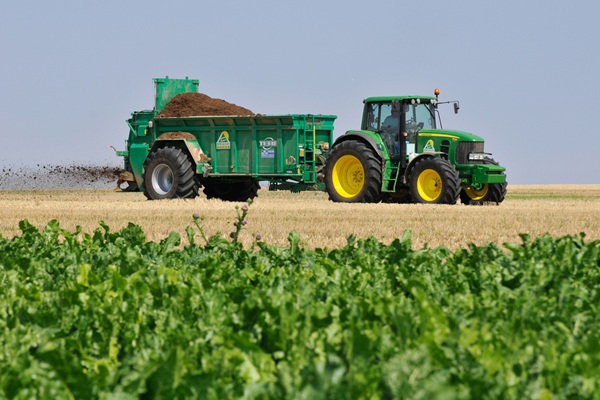 https://www.emargence.fr/wp-content/uploads/2026/08/shutterstock_epandageagriculture.jpg
