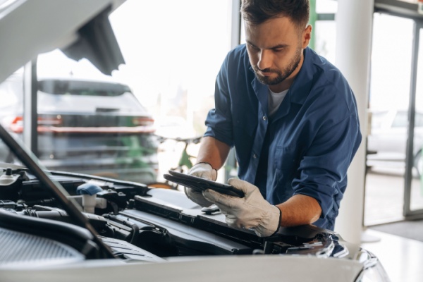 https://www.emargence.fr/wp-content/uploads/2026/09/Shutterstock_reparationreparationvoitureauto.jpg
