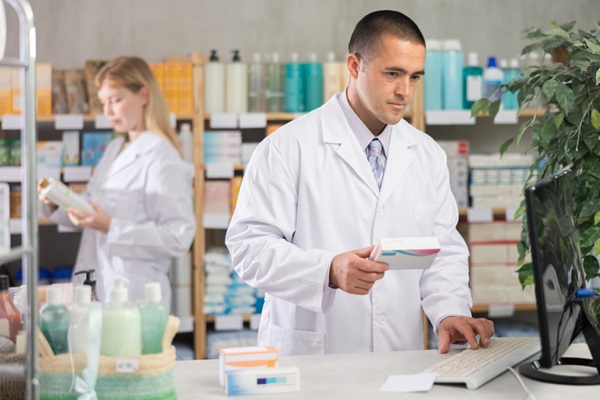 https://www.emargence.fr/wp-content/uploads/2026/09/shutterstock_acceuilsatgiairepharmacie.jpg