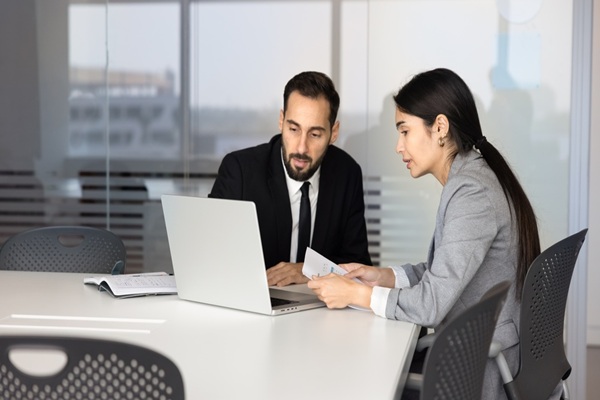 https://www.emargence.fr/wp-content/uploads/2026/09/shutterstock_conjointcollaborateur.jpg
