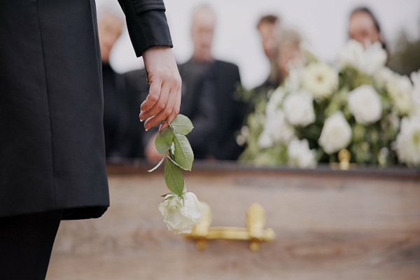 https://www.emargence.fr/wp-content/uploads/2026/09/shutterstock_prestationsfuneraires.jpg